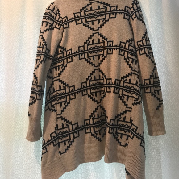 Urban Outfitters Aztec Wrap - Picture 5 of 6